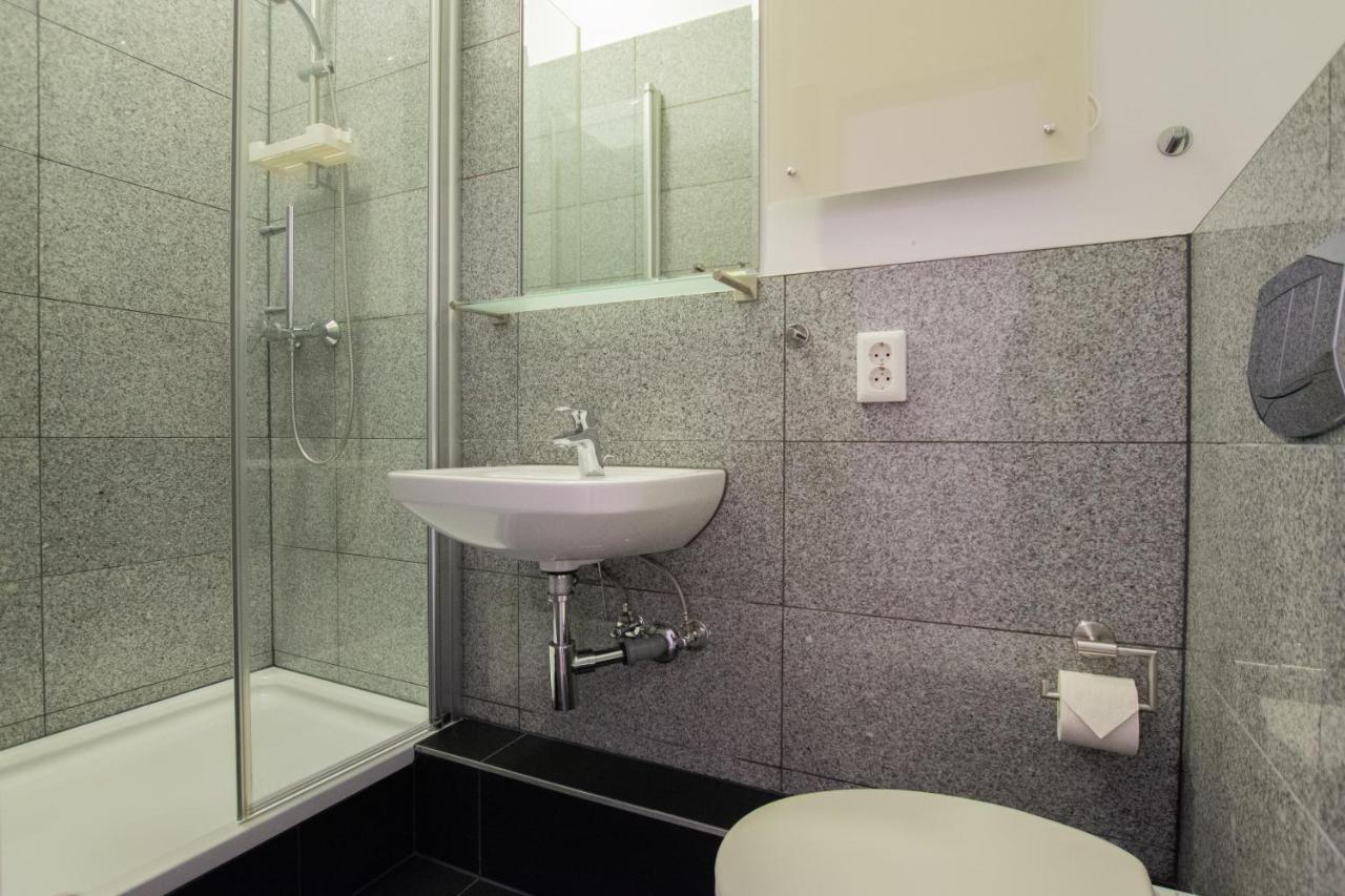 Raj Living - 1 Or 3 Room Apartments - 20 Min Messe Dus And Old Town Dus Düsseldorf Exterior foto